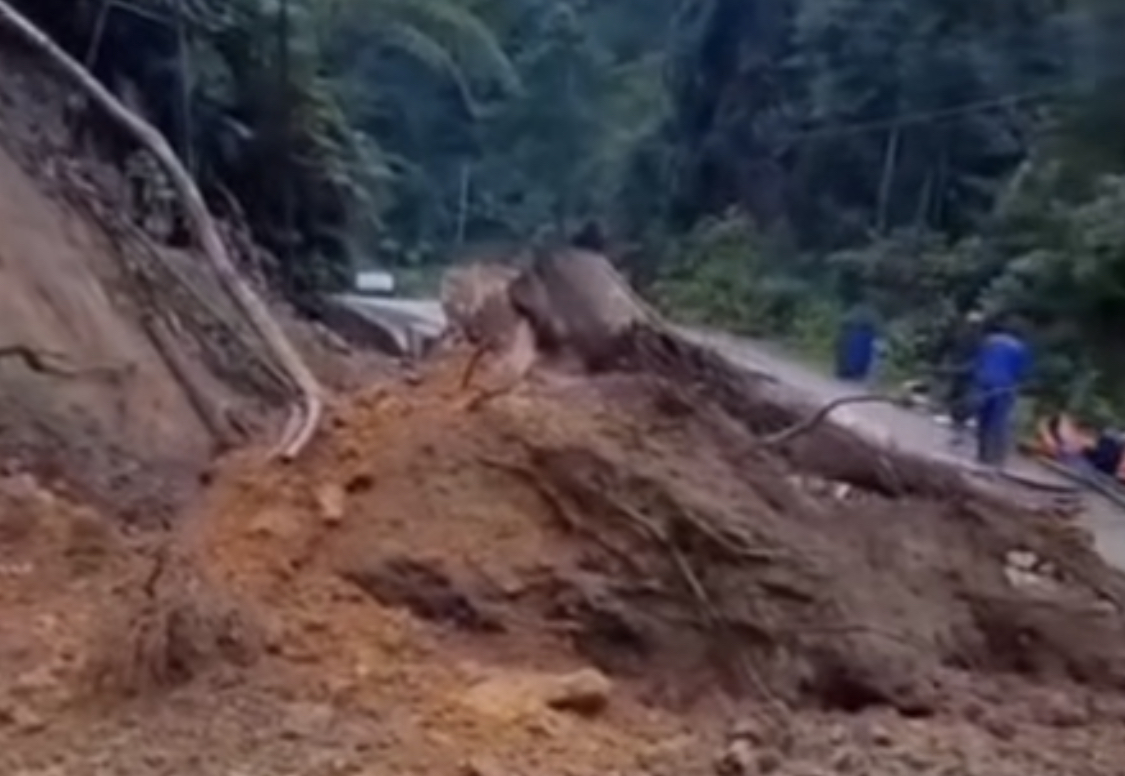 Tanah longsor tutupi jalan raya Cipanas-Ciparay di Desa Majasari, Kecamatan Sobang, Kabupaten Lebak.