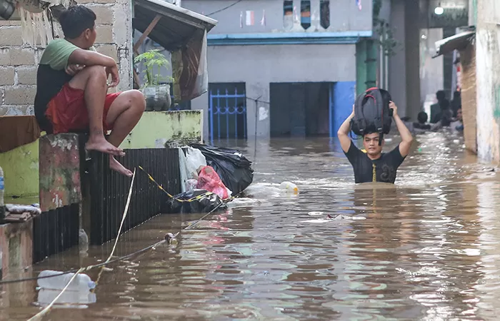 Banjir yang melanda daerah Kampung Melayu. Foto : Ist