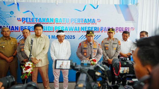 Kapolri Listyo Sigit Prabowo saat peletakan batu pembangunan perumahan personil Polri di Karawang, Jabar. Foto : Ist