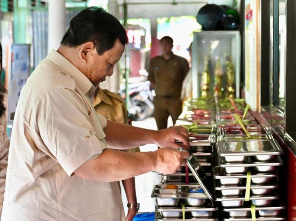 Presiden Prabowo saat meninjau MBG di Bogor. Foto : Ist