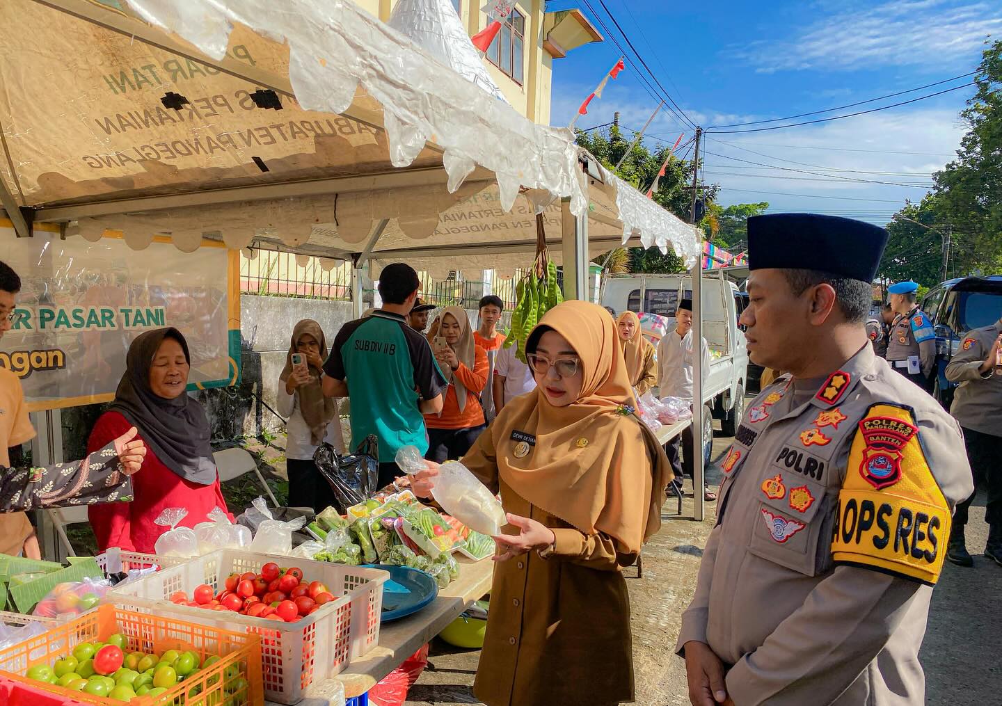 Bupati Pandeglang Raden Dewi Setiani didampingi Kepala DPKP, Kapolres Pandeglang dan jajaran lainnya, sedang meninjau stan gerakan pangan murah di wilayah kantor DPKP Pandeglang, Selasa (11/3).