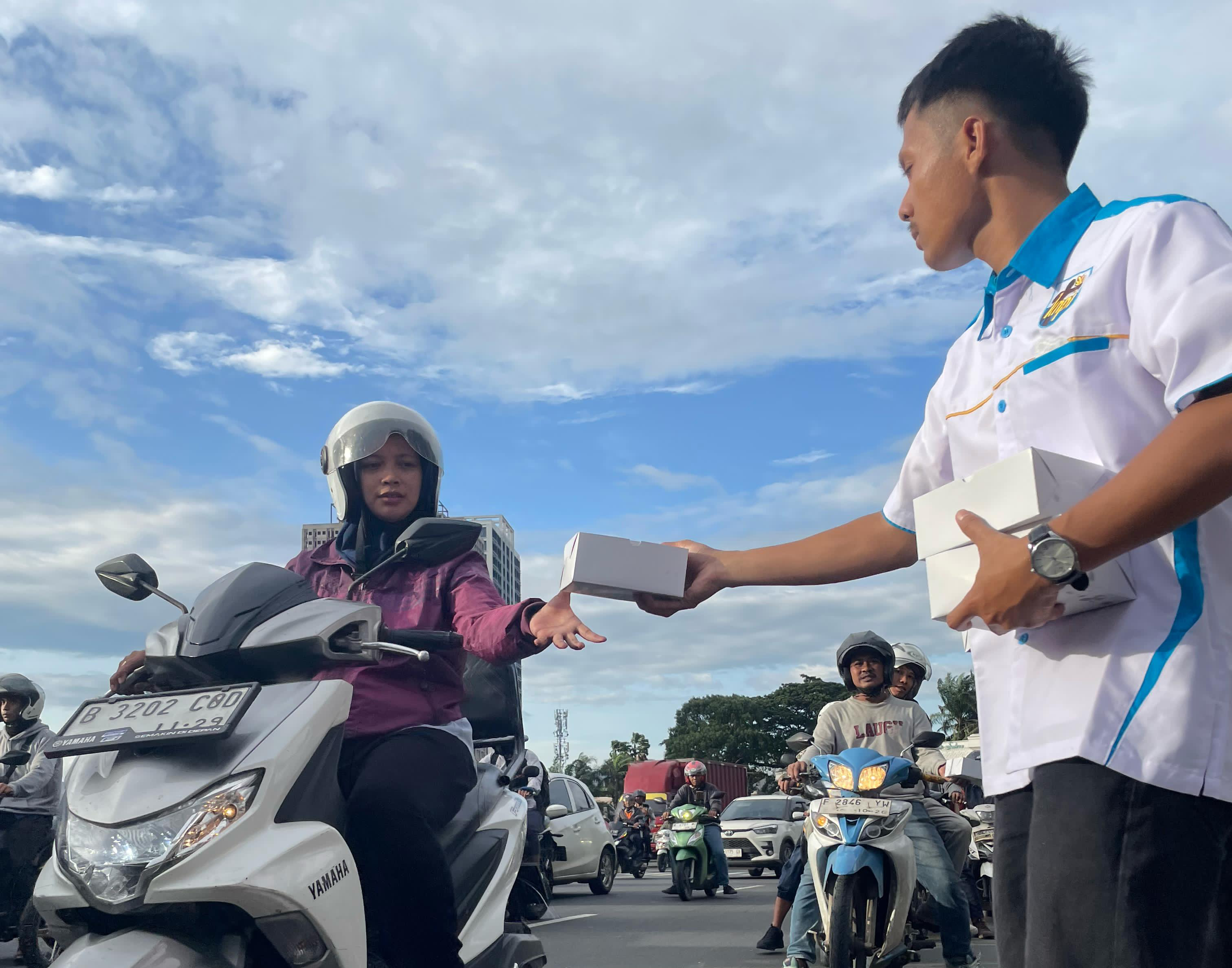 PK KNPI Serpong Utara menggelar kegiatan berbagi takjil kepapa pengendara yang melintas.