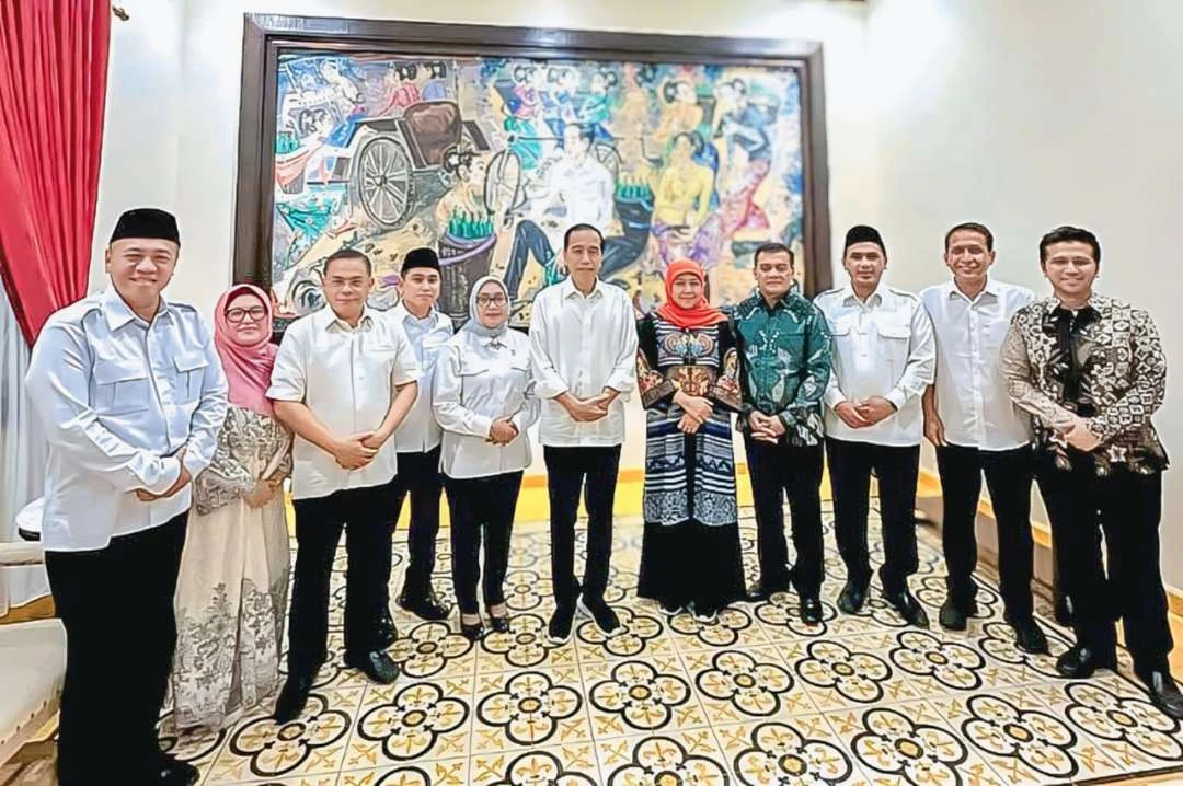 Tampak Khofifah dan Emil Dardak berfoto bersama Jokowi di dikediaman di Solo. Foto : Ist