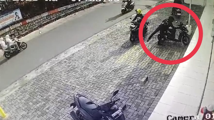 komplotan saat mencari sepeda motor di wilayah Pamulang. Kejadian itu tepatnya di parkiran mini market.