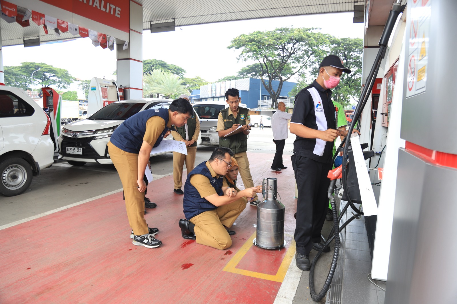 Dinas Perindustrian, Perdagangan, Koperasi dan Usaha Kecil Menengah (Disperindagkop UKM) terus memperketat pengawasan 12 Stasiun Pengisian Bahan Bakar Umum (SPBU). Terutama yang tersedia di jalur mudik Kota Tangerang, dalam persiapan menghadapi momen Lebaran Idul Fitri 1446 Hijriah.