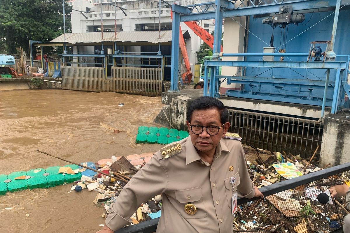 Gubernur DKI Jakarta Pramono Anung saat meninjau pintu air Manggarai. Foto : Ist