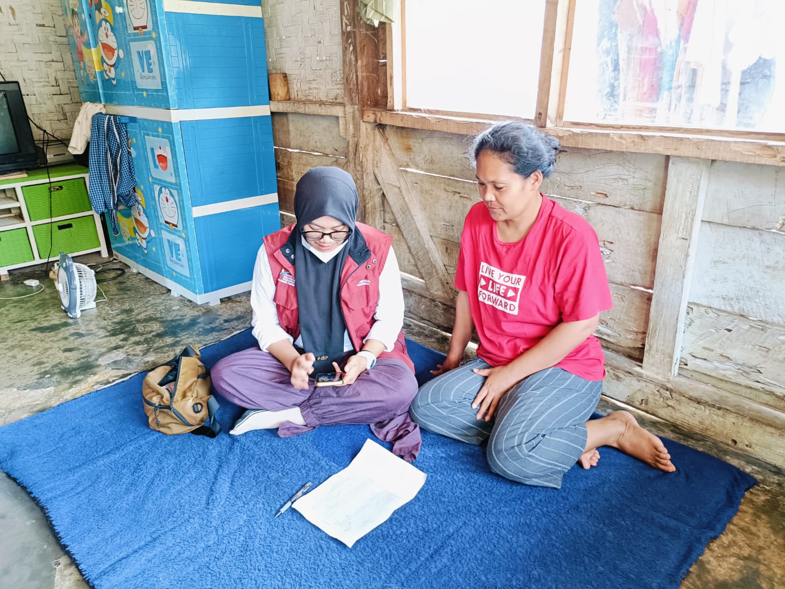 Salah seorang pendamping PKH sedang melakukan pendataan ulang penerima PKH di Wilayah Kecamatan Labuan, Selasa (4/3).