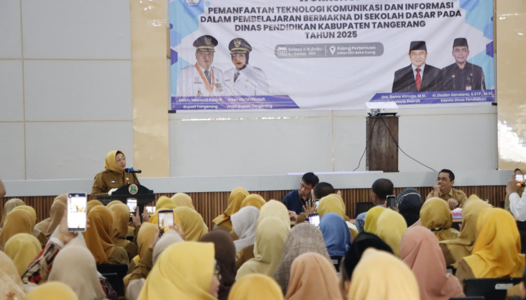 Bupati (Wabup) Tangerang, Intan Nurul Hikmah saat membuka Workshop Pemanfaatan Teknologi Informasi dan Komunikasi (TIK) dalam pembelajaran di Sekolah Dasar (SD).