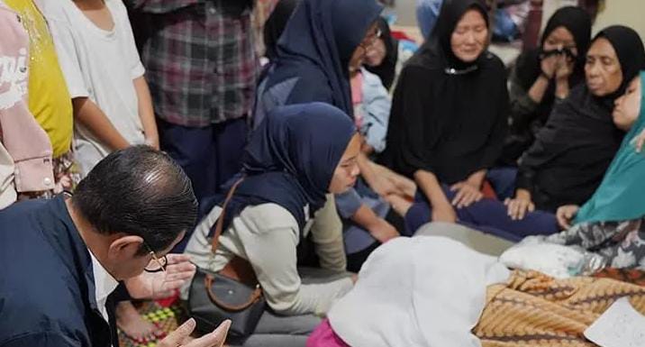 Gubernur DKI Jakarta Pramono Anung saat melayat korban parahu terbalik. Foto : Ist