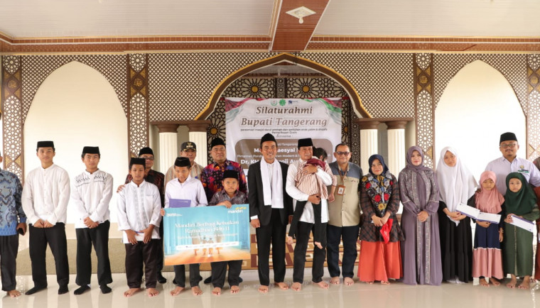 Bupati Tangerang, Moch Maesyal Rasyid, berfoto bersama usai meresmikan Masjid Darul Ummah Pondok Pesantren Modern dan Tahfizh Darul Ummah Cisoka.