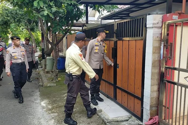 Polisi melakukan patroli rumah kosong. Foto : Ist