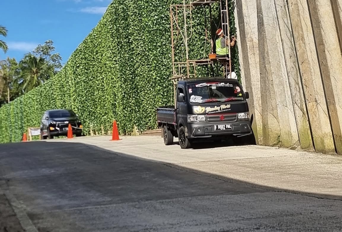 Tanjakan Bangangah di Jalan Raya Mengger-Caringin, Kabupaten Pandeglang, sedang dihias dengan daun dolar sintetis, kemarin.