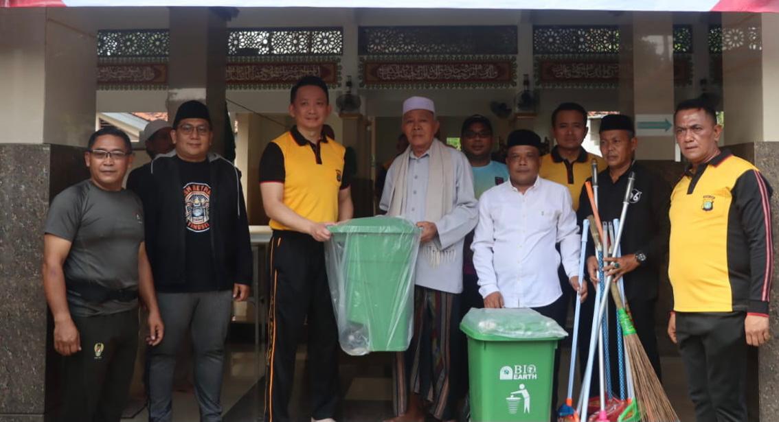 Polres Tangsel gelar kegiatan bakti sosial dengan membersihkan masjid dan mushola.