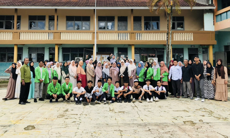 Sebelum berpisah, para mahasiswa PPL STKIP Syekh Manshur foto bersama para dewan guru dan siswa di lapangan MA/MTs Syekh Manshur Cimanuk, Kamis (20/3).