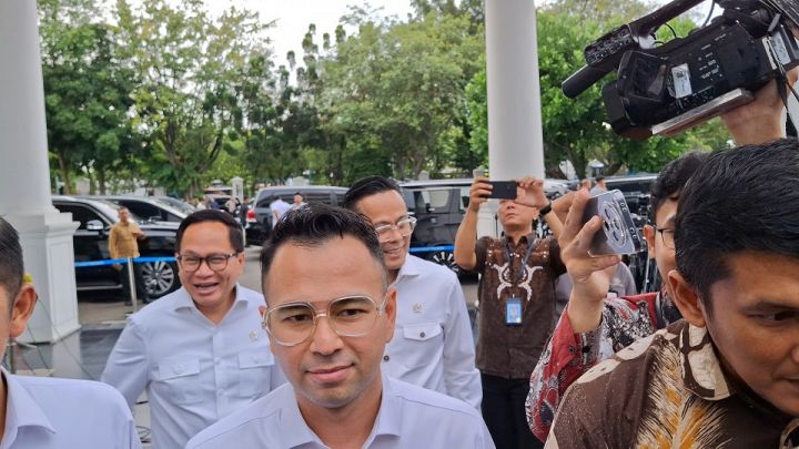 Utusan Khusus Presiden Raffi Ahmad saat tiba di Istana untuk mengikuti Rapat bersama Presiden Prabowo. Foto : Ist