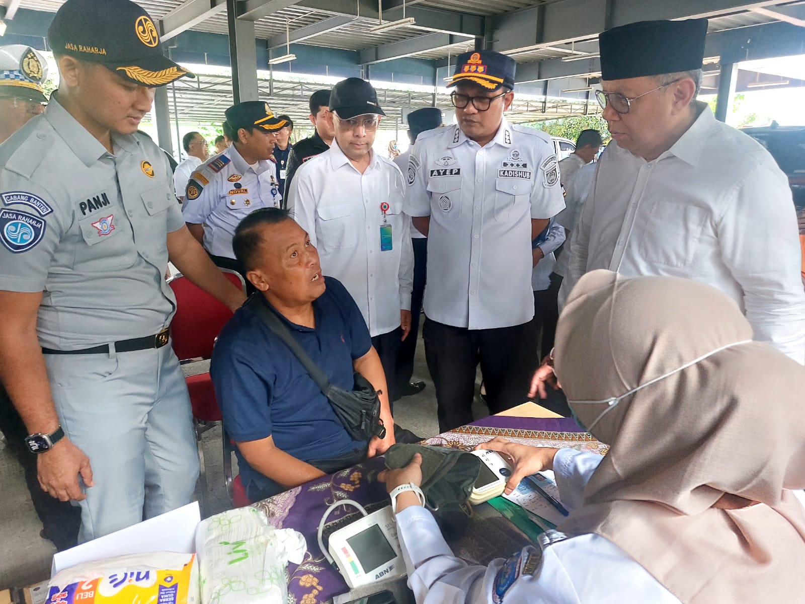 BUS. Wali Kota Tangsel, Benyamin Davnie saat melakukan uji kelaikan armada bus di Terminal Pondok Cabe, Pamulang, Rabu (12/3). Foto : Ist