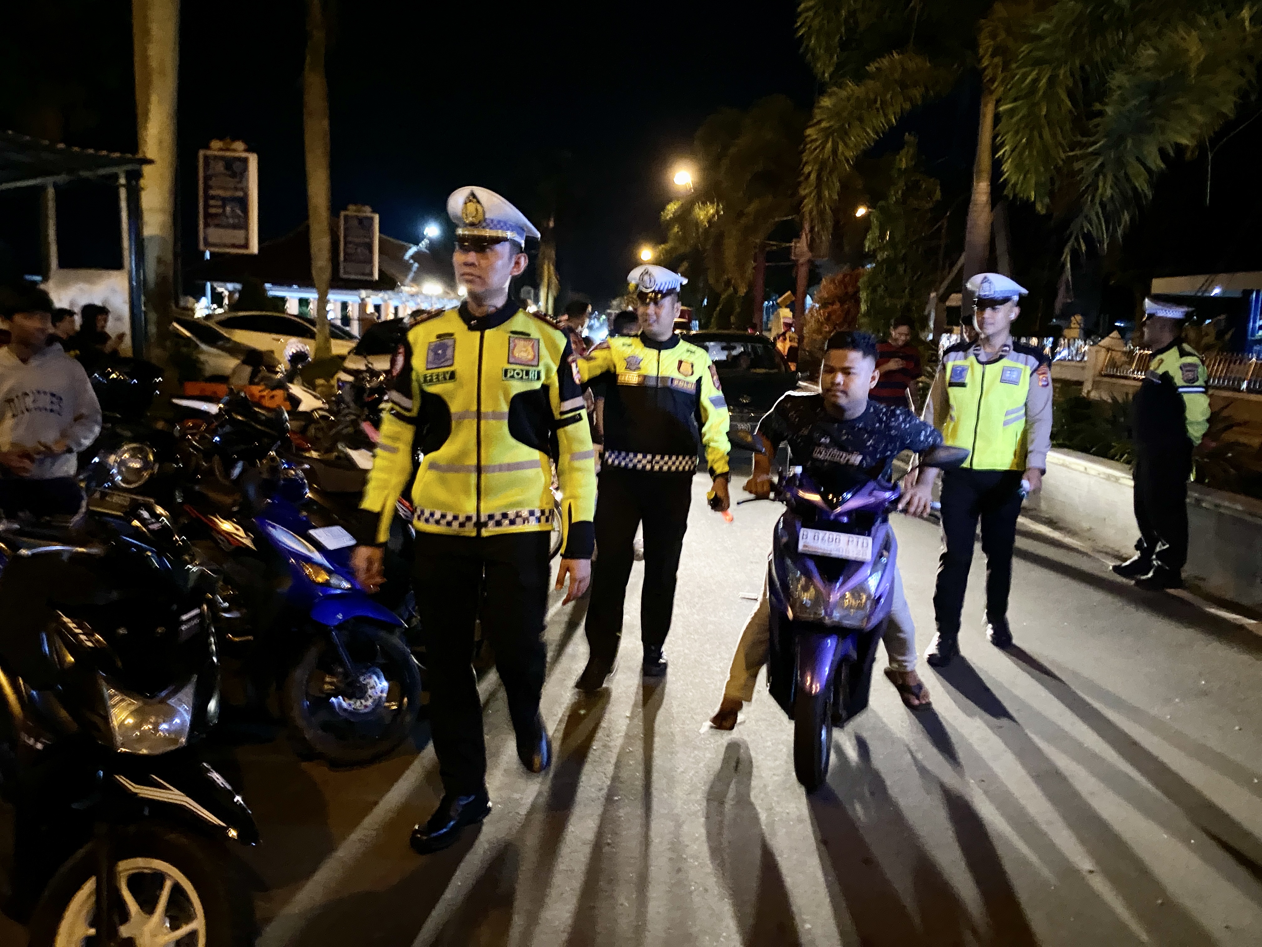 Pihak Satlantas Polres Pandeglang sedang memproses kendaraan roda dua yang terjaring razia di Jalan Raya Pandeglang-Serang, tepatnya di Alun-alun Pandeglang, Rabu (5/3).(pal)