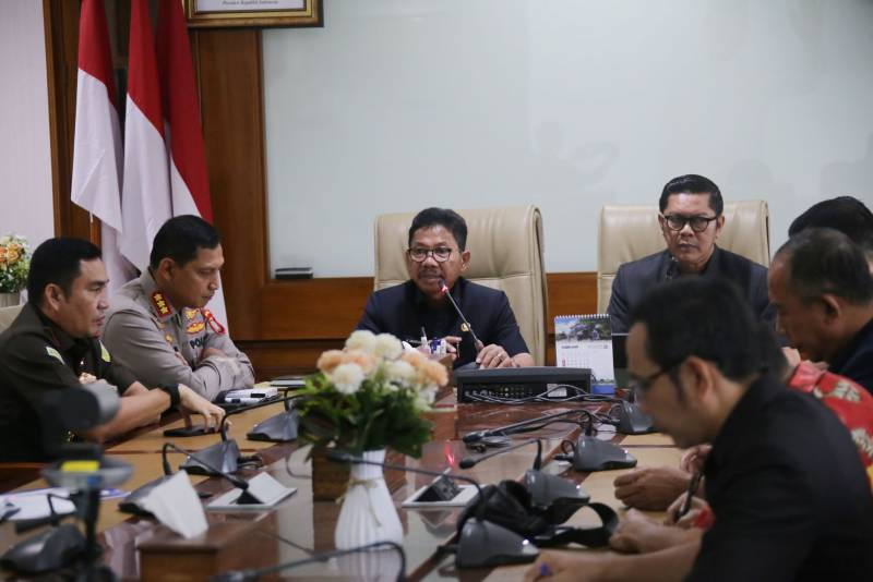 Wali Kota Tangerang, Sachrudin, saat memimpin rapat Forum Koordinasi Pimpinan Daerah (Forkopimda) di Ruang Rapat Wali Kota Tangerang, Gedung Pusat Pemerintah (Puspem) Kota Tangerang, Kamis (13/3).