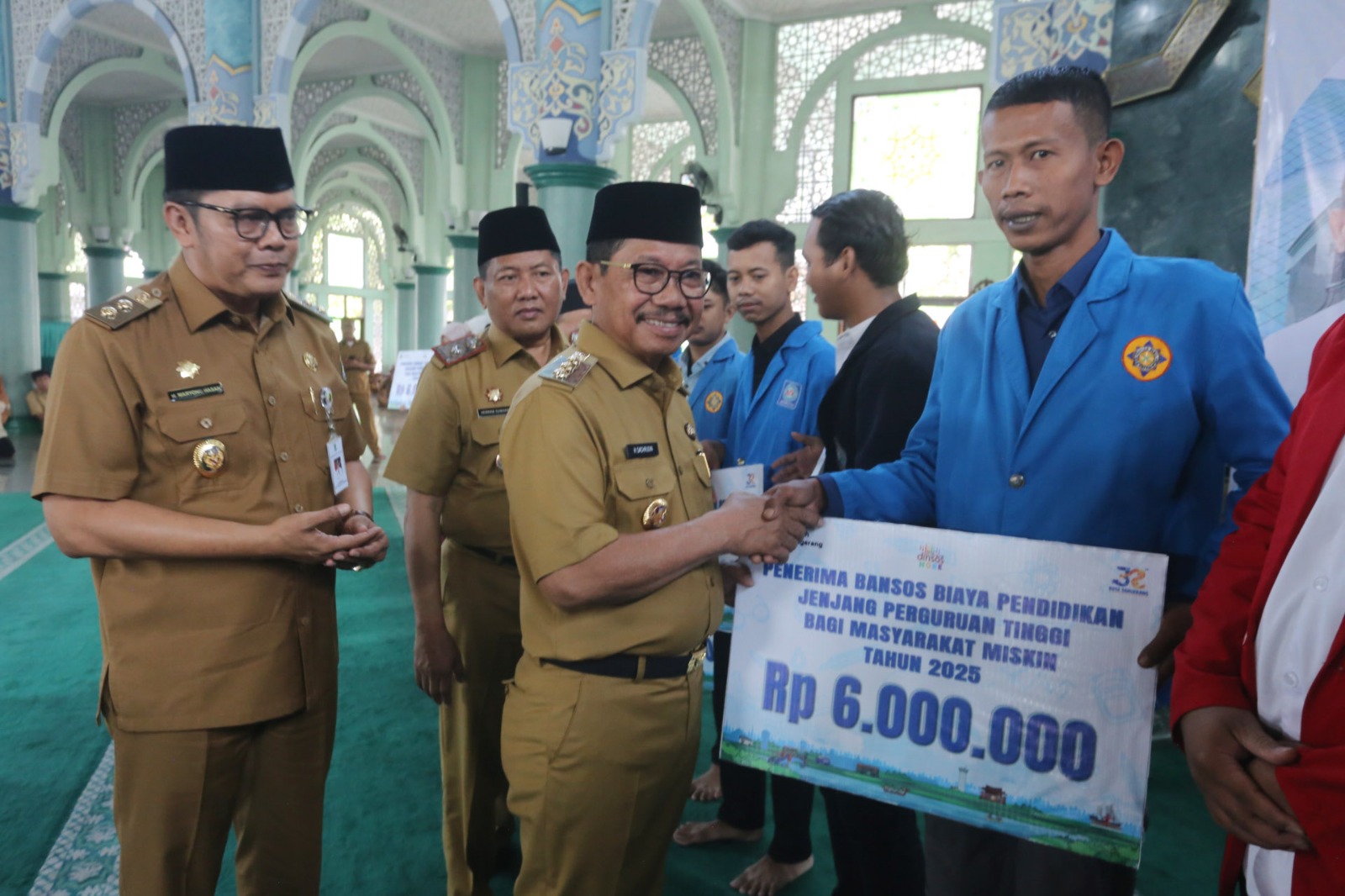 Wali Kota Tangerang Sachrudin saat menyerahkaan ke Mahasiswa. Foto : Ist