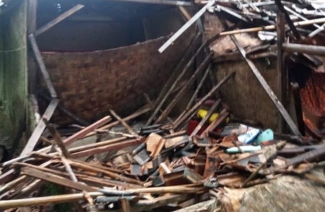 Bagian dapur rumah warga Malingping, Kabupaten Lebak, terlihat ambruk saat bencana gempa bumi terjadi di wilayah Bayah, Kabupaten Lebak, beberapa waktu lalu.(pal)