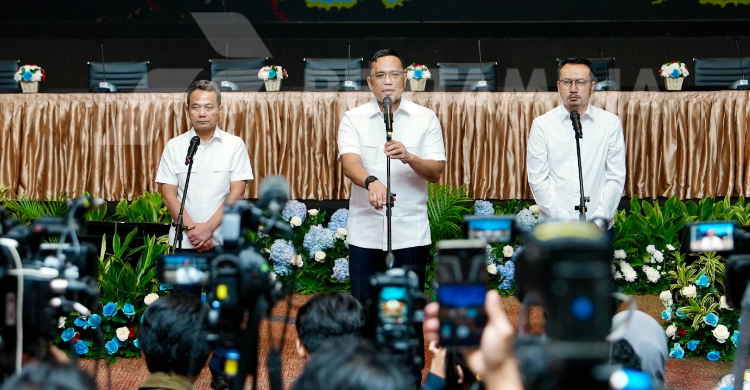 Dirut Pertamina Simon Aloysius Mantiri (tengah) saat konferendi pers. Foto : Ist