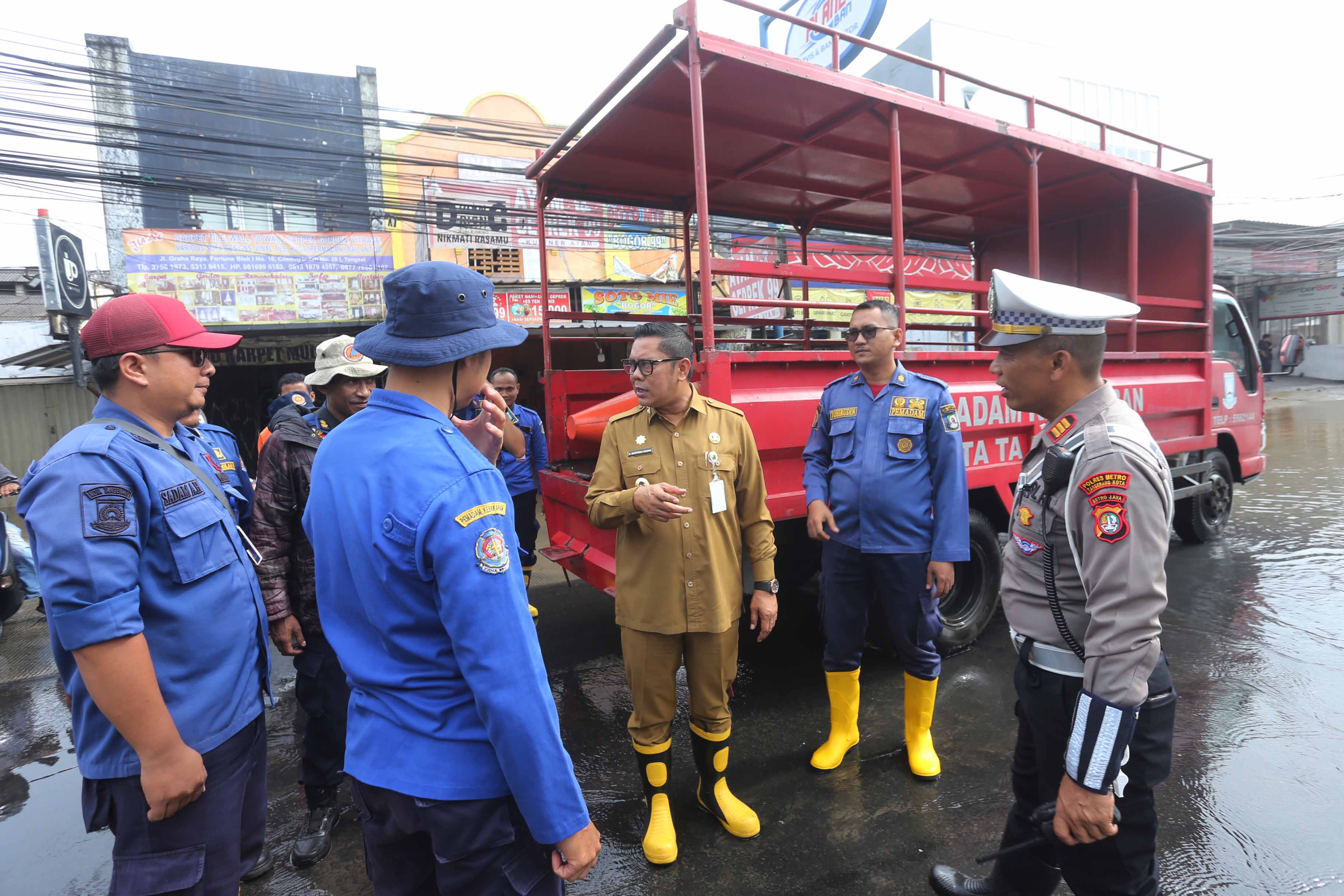 Wakil Wali kota Tangerang saat meninjau banjir di wilayah Kota Tangerang belum lama ini.