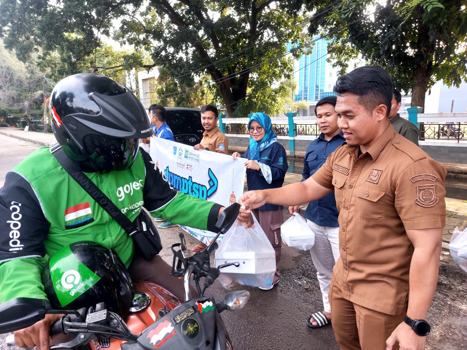 TAKJIL. DPMPTSP Tangsel berbagi takjil di wilayah Cilenggang, Serpong, Selasa (18/3). Foto : Ist