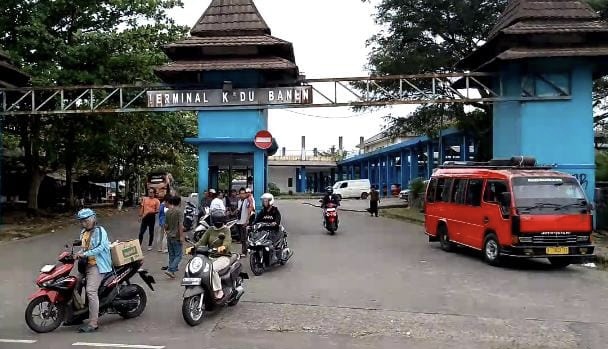 Situasi terminal Kadubanen, Kabupaten Pandeglang, terlihat masih sepi pemudik, Rabu (19/3).(pal)