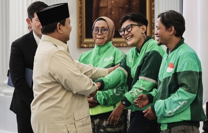 Presiden Prabowo dan Tukang Ojek di Istana Merdeka. Foto : IG