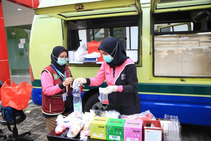 Petugas Dinkes Kota Tangerang saat melakukan uji rapid. Foto : Ist