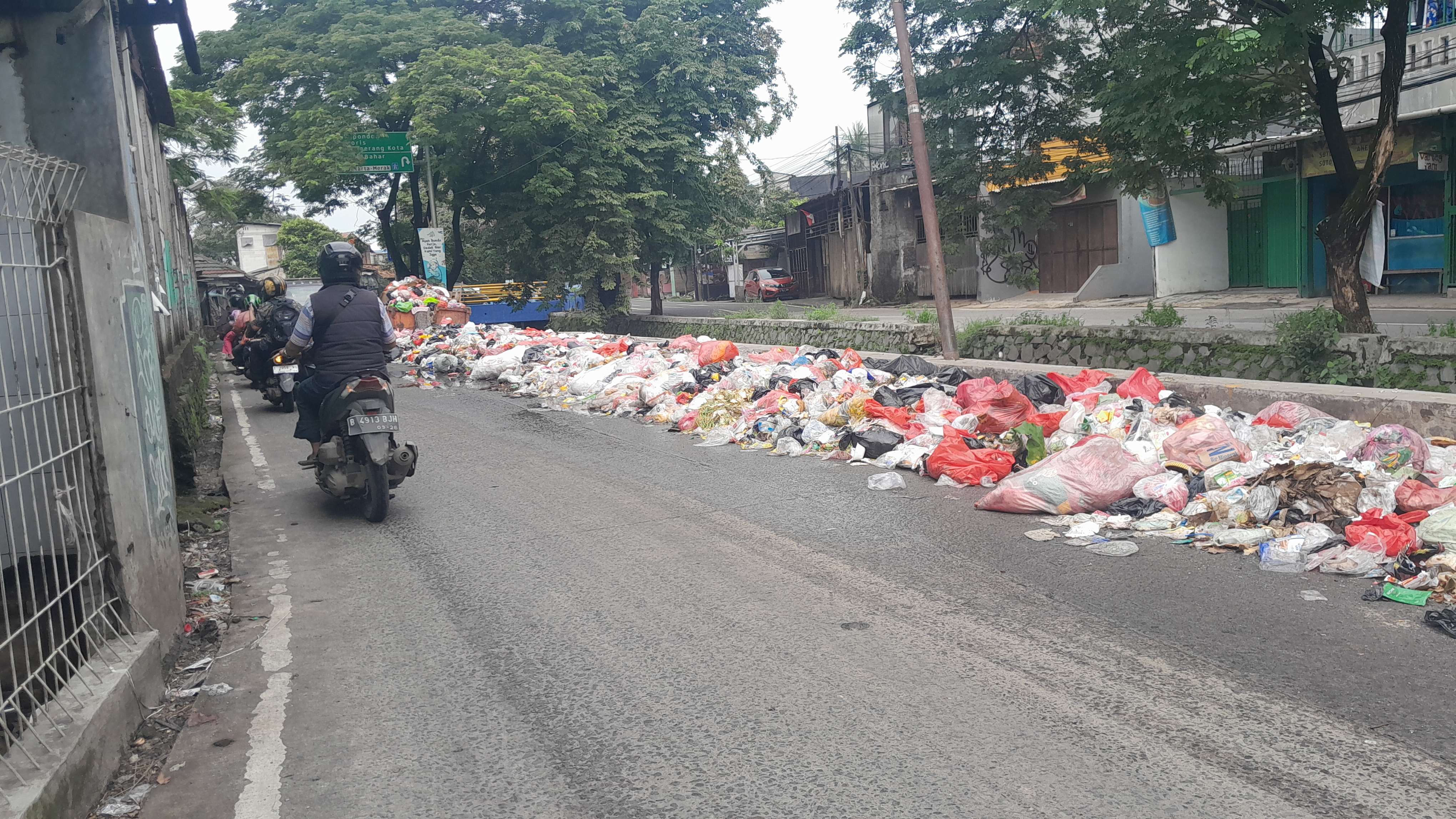 Kondisi sampah yang menumpuk di Jalan Irigasi Sipon, Kecamatan Cipondoh tak terangkut, kemarin.