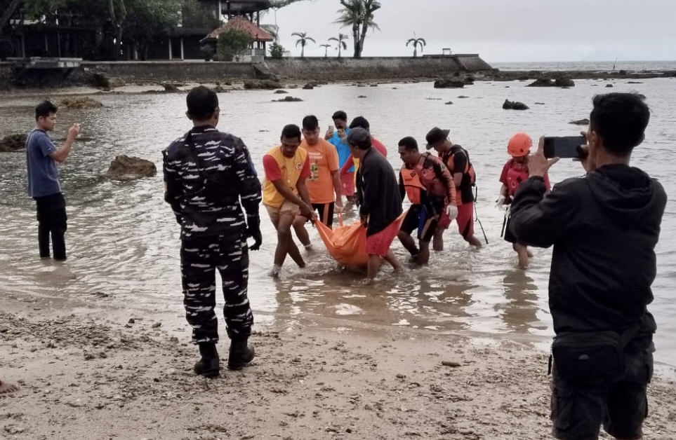 Tim SAR Gabungan sedang melakukan evakuasi terhadap korban yang meninggal dunia akibat digulung ombak di wilayah pantai Carita, Kabupaten Pandeglang, Minggu (2/3).