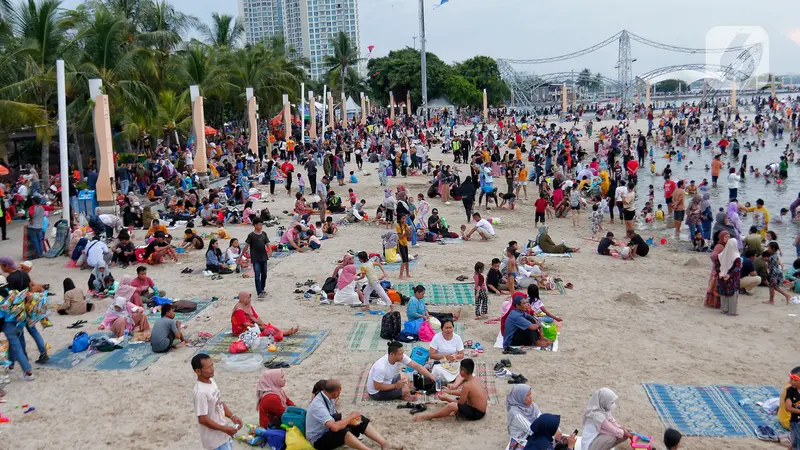 Pengunjung pantai Ancol. Foto : Ist