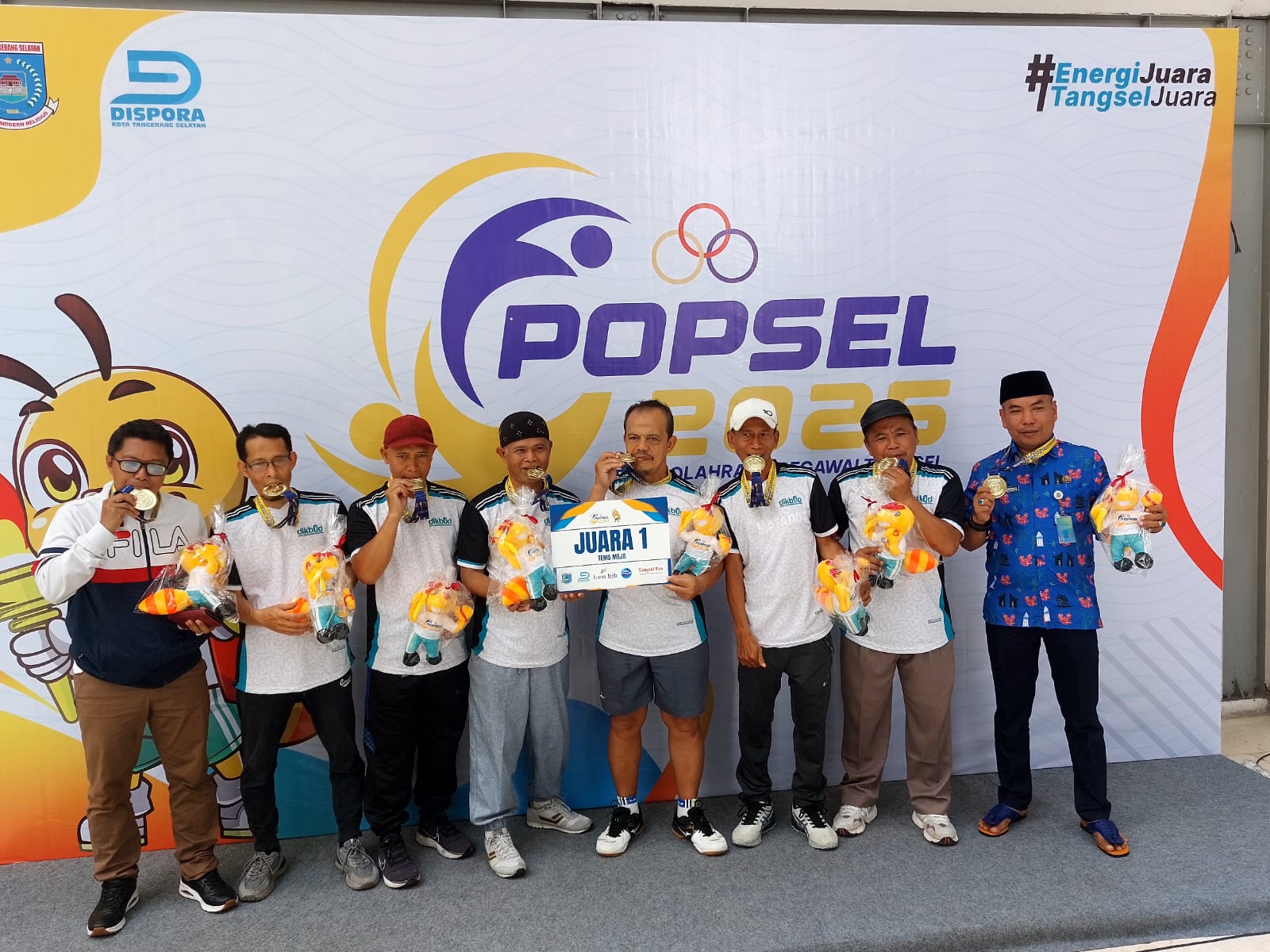 JUARA. Tim Tenis Meja Dindikbud Tangsel raih medali emas, Kamis (24/4). Foto : Ist