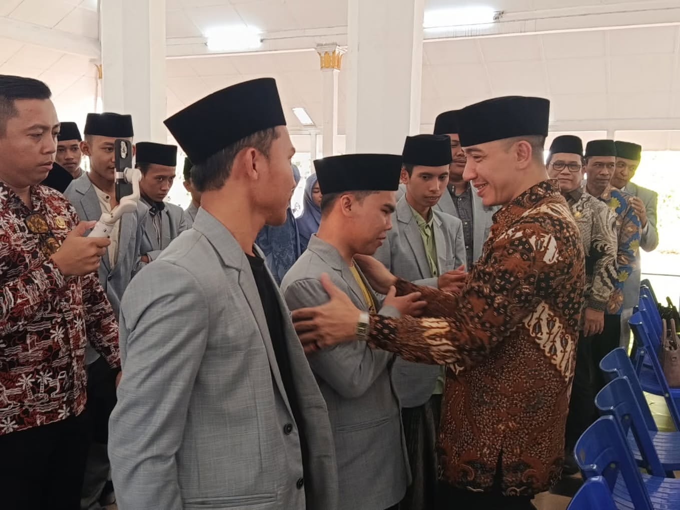 Bupati Hasbi Terjunkan 58 Peserta Di MTQ Banten Bupati Lebak Moch. Hasbi Asyidiki Jayabaya sedang memberikan semangat kepada para kafilah yang ikut kompetisi MTQ Banten, saat pelepasan di Aula Pendopo Bupati, Kamis (24/4)