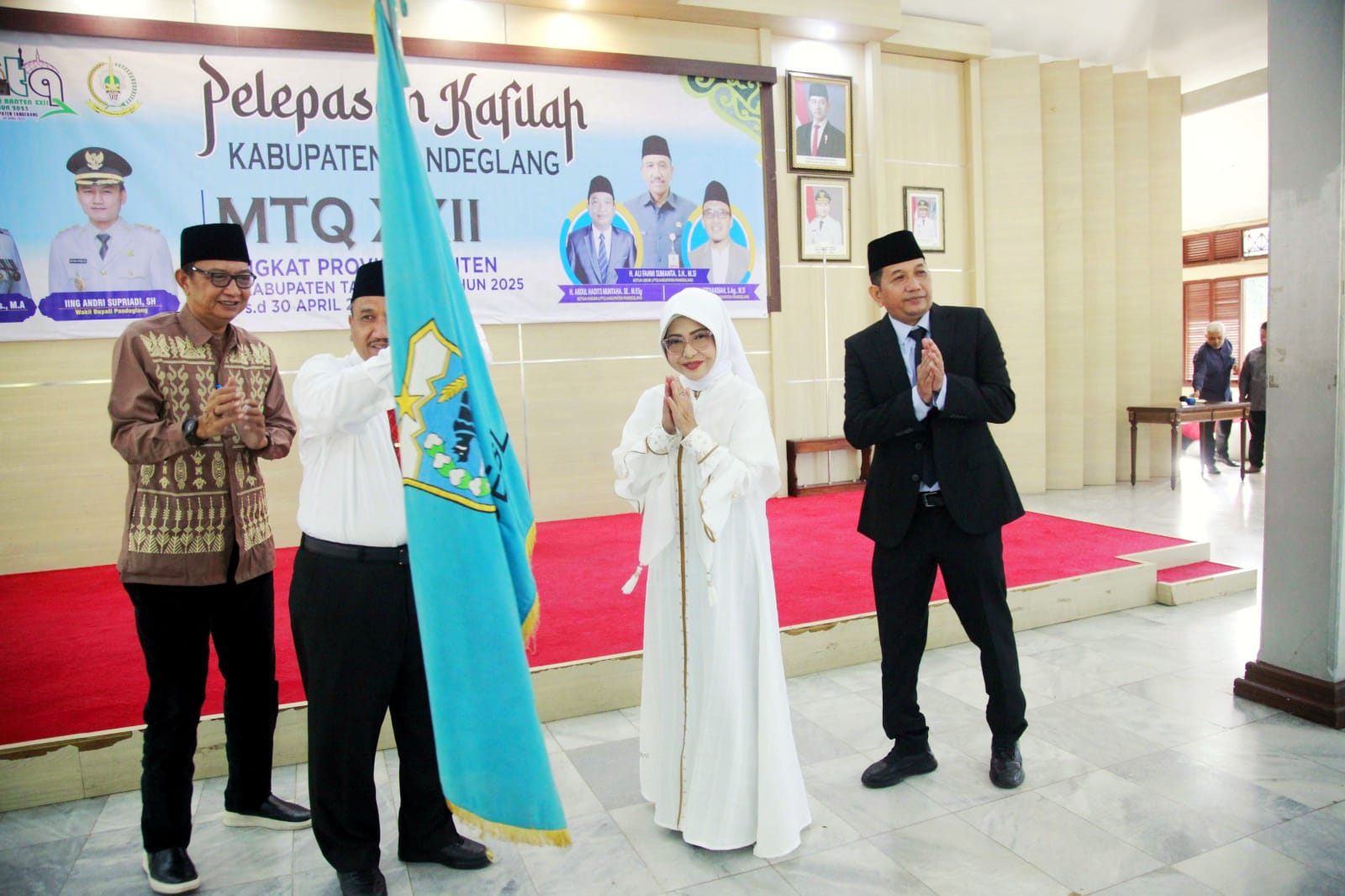 Bupati Pandeglang Lepas Kafilah untuk Bersaing pada MTQ XXII Provinsi Banten di Tangerang Bupati Pandeglang, R. Dewi Setiani secara resmi melepas kafilah yang akan mengikuti MTQ XXII Provinsi Banten, di Pendopo Pandeglang, Jumat (25/4/2025).(Istimewa)
