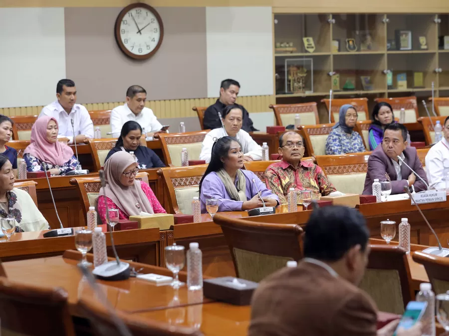 DPR Minta Eks Pemain Sirkus OCI Dan Pengelola Duduk Bersama Para mantan pemain sirkus OCI saat bertemu anggota Komisi III DPR. Foto : Ist