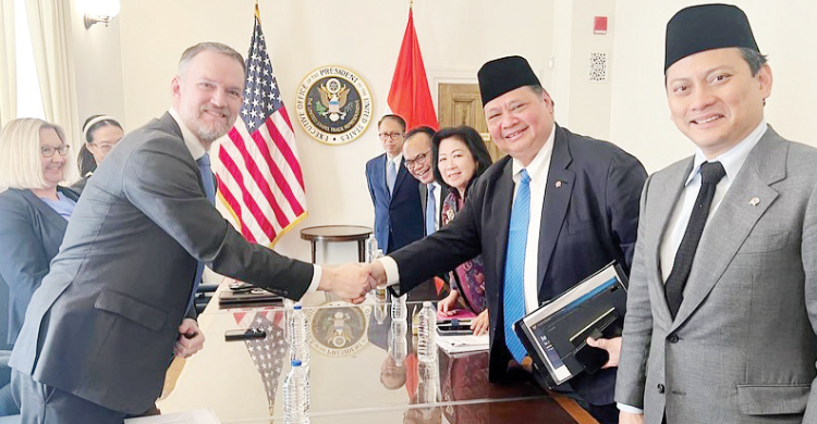 Lobi Tarif Impor, Amerika Kasih Sinyal Positif Menko Perekonomian Airlangga Hartarto (dasi biru) memimpin delegasi Indonesia melobi kebijakan tarif Impor baru Amerika. Foto : Ist