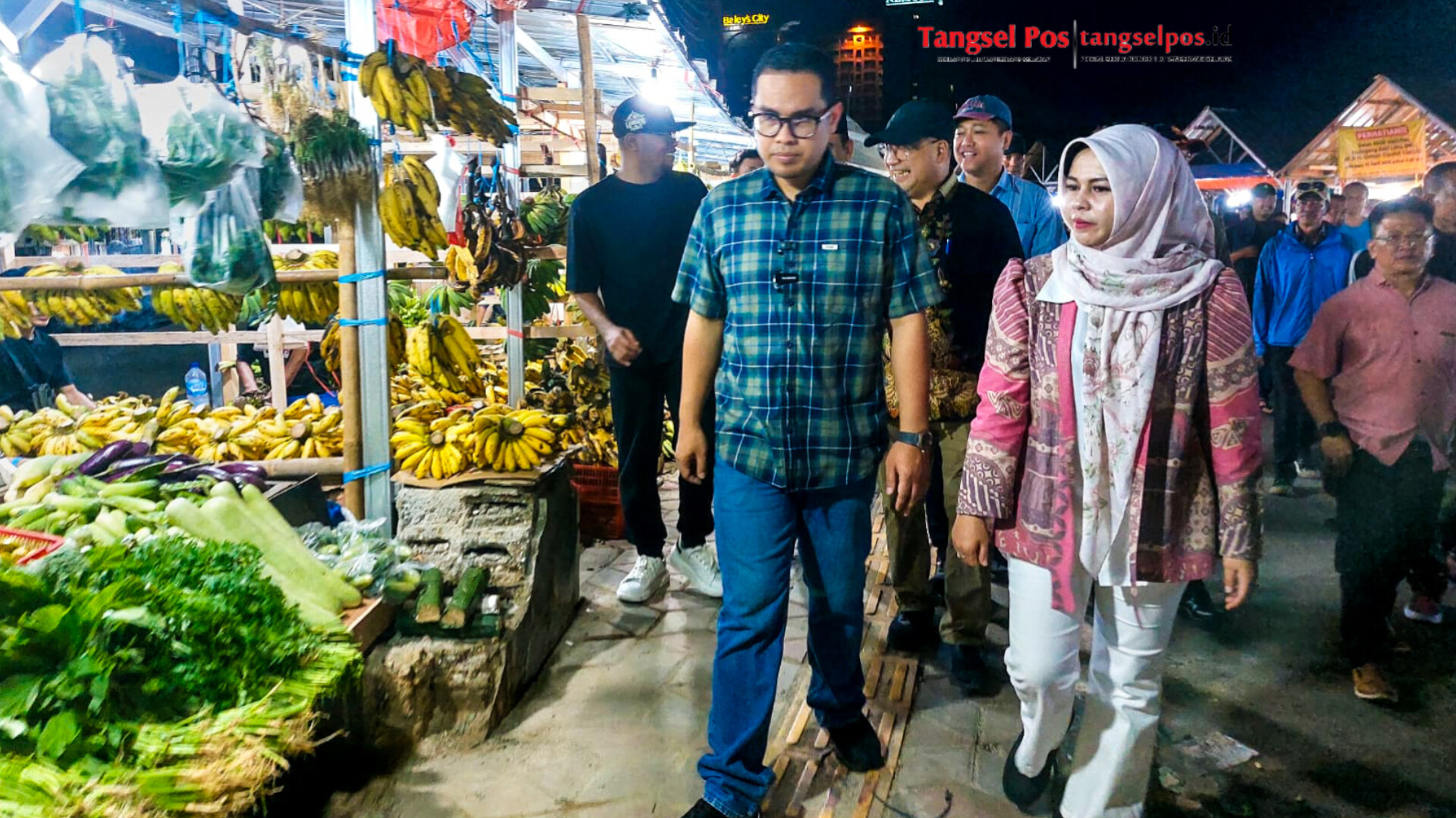 Suasana malam berjalan di sepanjang trotoar Pasar Ciputat, Kamis (24/4). (tangselpos.id/rmn)