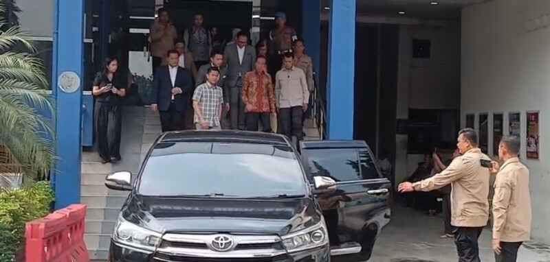 Tiba Di Polda Metro Jaya, Jokowi Laporkan Tuduhan Ijazah Palsu Jokowi (baju batik merah) saat meninggalkan Polda Metro Jaya. Foto : Ist