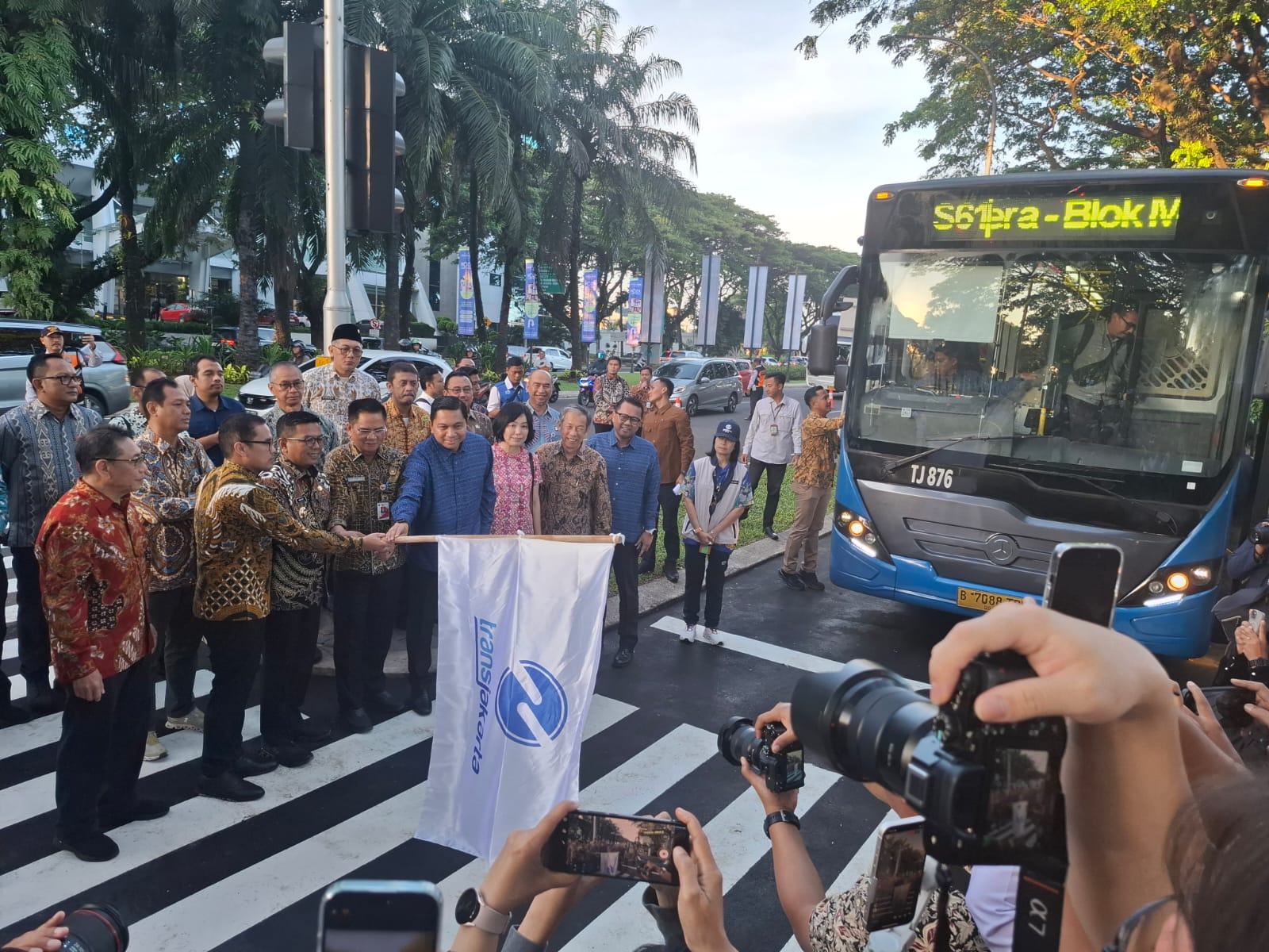 Transjabodetabek Alam Sutera-Blok M Resmi Beroperasi, Waktu Tempuh Sekitar 95 Menit Gubernur Banten Andra Soni bersama Wakil Wali Kota Tangsel Pilar Saga Ichsan saat melepas Bus Transjabodetabek jurusan Alam Sutera-Blok M. Foto : Trisan/TP