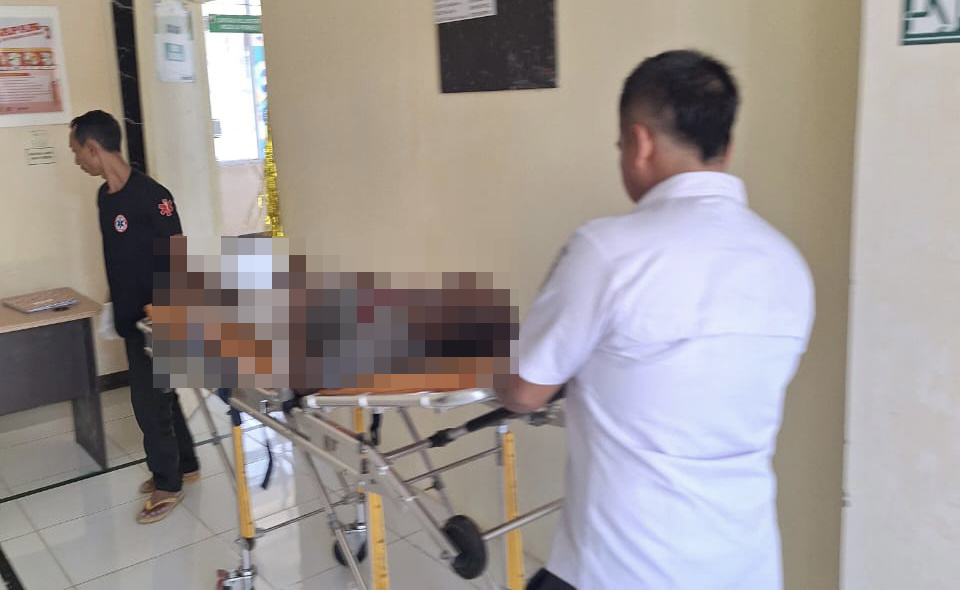 Warga Jakarta Barat Tewas Di Bendungan Cikoncang Lebak Sebelum diserahkan ke keluarganya, korban sedang dievakuasi ke Puskesmas di wilayah Kecamatan Wanasalam, Kabupaten Lebak, Rabu (16/4).