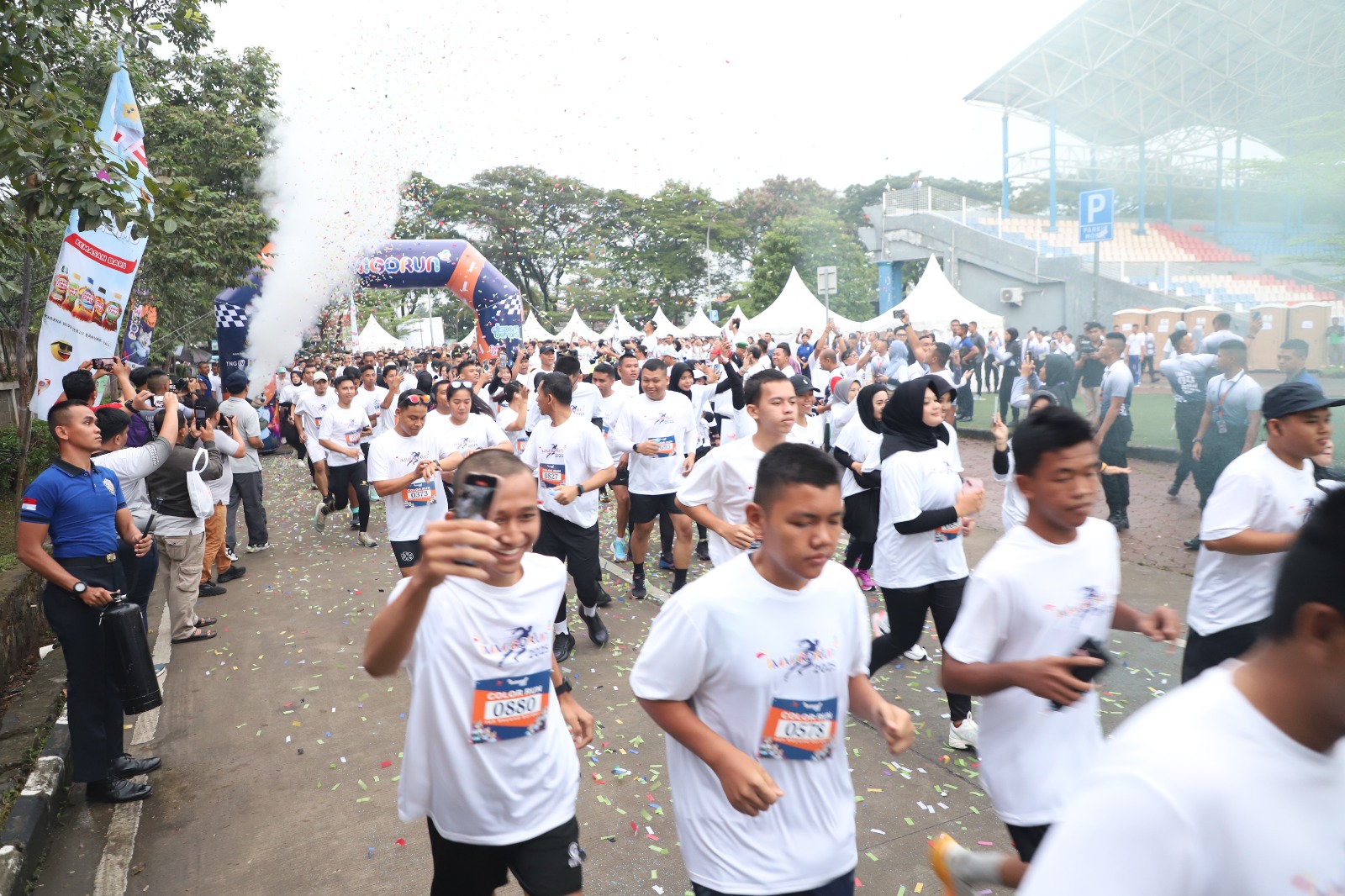 Sebanyak 1.700 peserta tampak mengikuti gelaran lari massal bertajuk IMMIGORUN 2025 yang berlangsung di Stadion Benteng Reborn, Minggu (25/5).