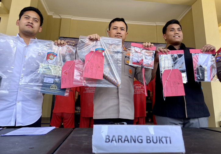 2 Orang Oknum Grib Jaya Dibekuk Polisi Kapolres Pandeglang, Kapolres Pandeglang, AKBP Dhyno Indra Setyadi didampingi jajarannya, sedang menunjukkan barang bukti sebilah golok dan lainnya, saat Press Release di Halaman Polres Pandeglang, Senin (5/5).