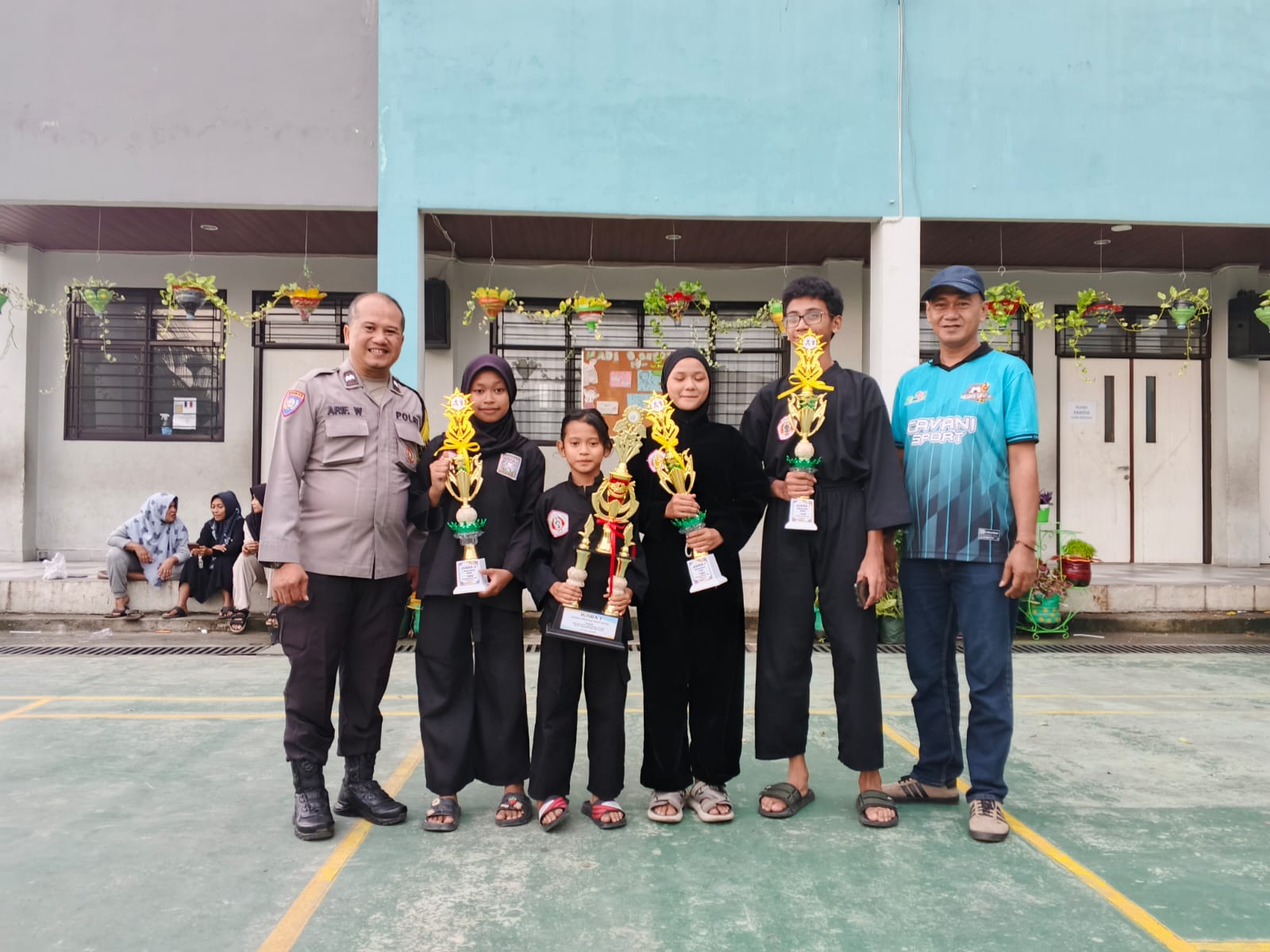 4 Atlet PSHT Rayon Kayu Gede Tuai Prestasi di O2SN SD-SMP Tingkat Serpong Utara Para pesilat berprestasi di O2SN foto bersama Aipda Arif Winarko.(ist).
