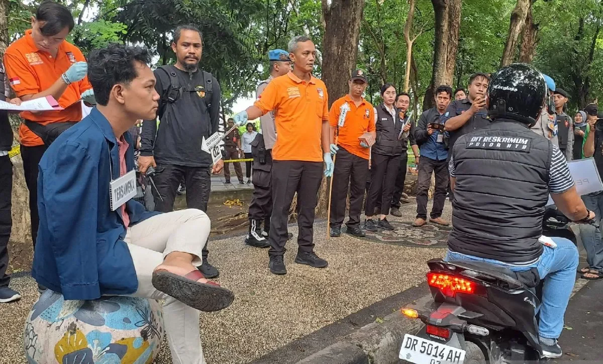 , I Wayan Agus Suartama alias Agus Buntung (jaket biru) saat rekontruksi. Foto : Ist