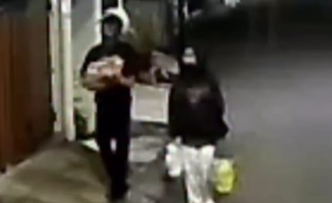 Aksi Nekat Sejoli Buang Bayi Depan Rumah Warga di Jaktim Terekam CCTV Foto : Ist