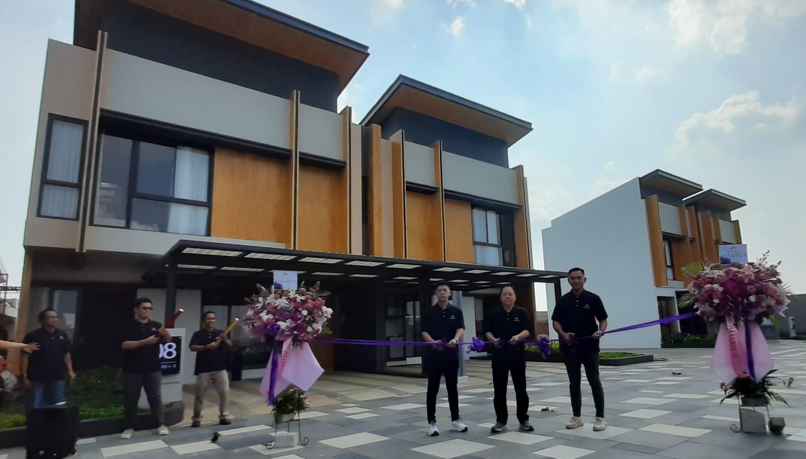 Jajaran Direksi Asthara Group saat meresmikan proyek perdananya Cluster Allurea. Foto : Ist
