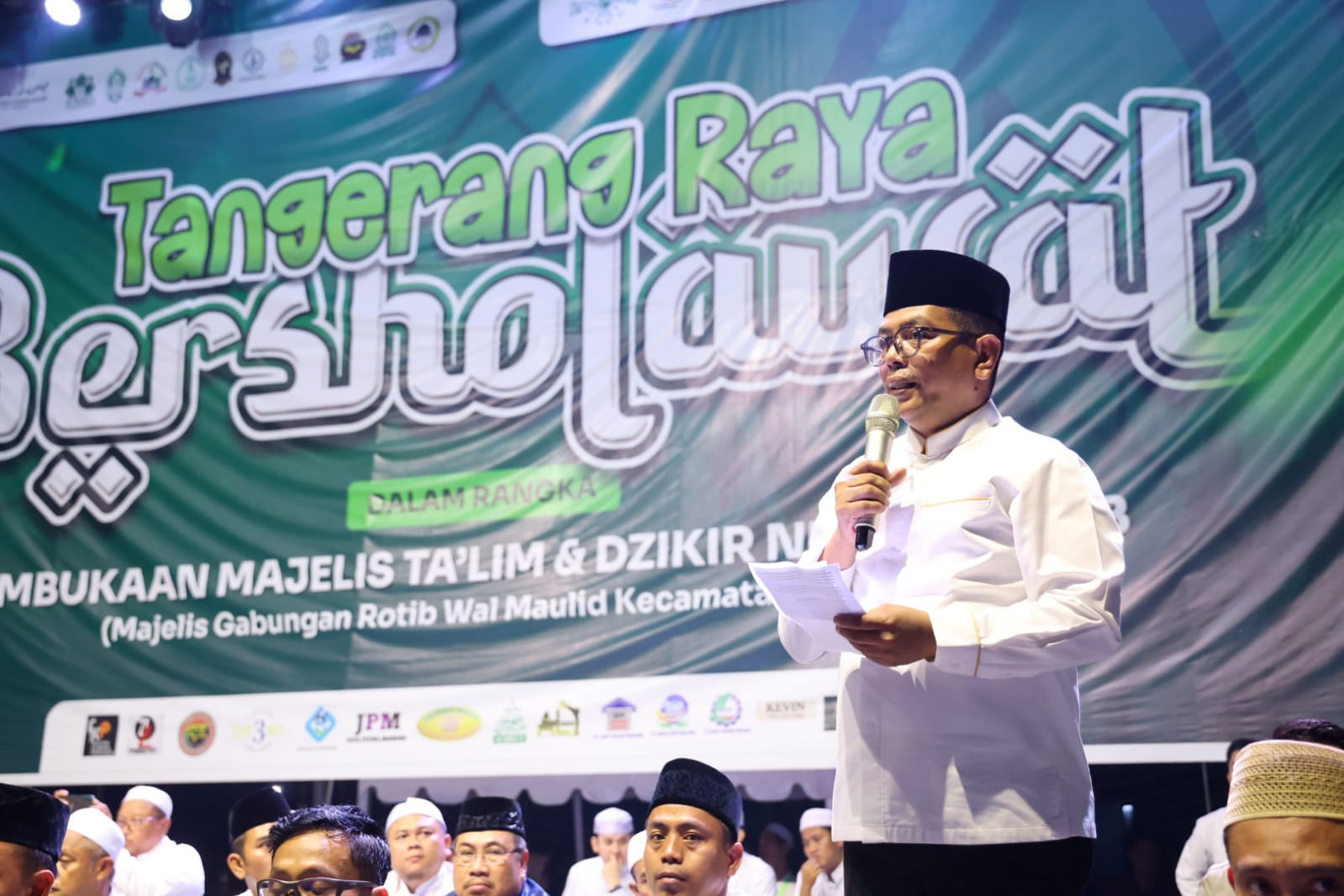 Andra Soni: Sholawat Mampu Menyejukan Hati Gubernur Banten Andra Soni di acara Tangerang Raya Bersholawat serta Peresmian Majelis Ta'lim dan Dzikir Nurul Habib di Stadion Mini Rajeg, Kabupaten Tangerang. Foto : Humas Pemprov