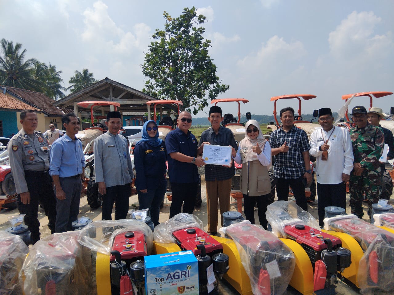Anggota DPR RI, Arif Rahman Berikan Alsintan Kepada Petani di Pandeglang Anggota DPR-RI Komisi IV, Arif Rahman, secara simbolis menyerahlan alsintan kepada poktan di Kecamatan Kaduhejo, Kabupaten Pandeglang, Jumat (2/5/2025).(Istimewa)